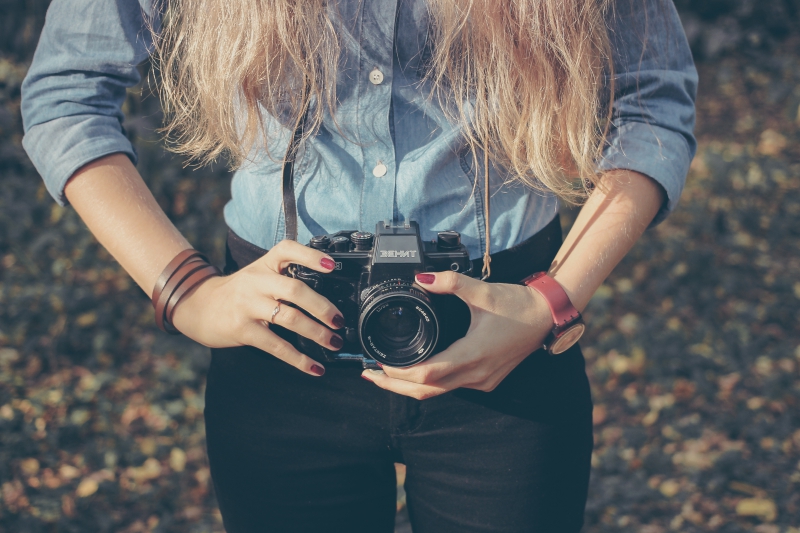 photographe-ROUGIERS-min_hand-person-girl-woman-camera-photography-614-pxhere.com